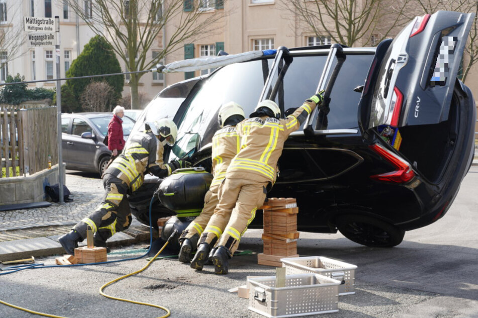 Unfall im Villenviertel: Honda kollidiert mit Opel und landet auf der Seite