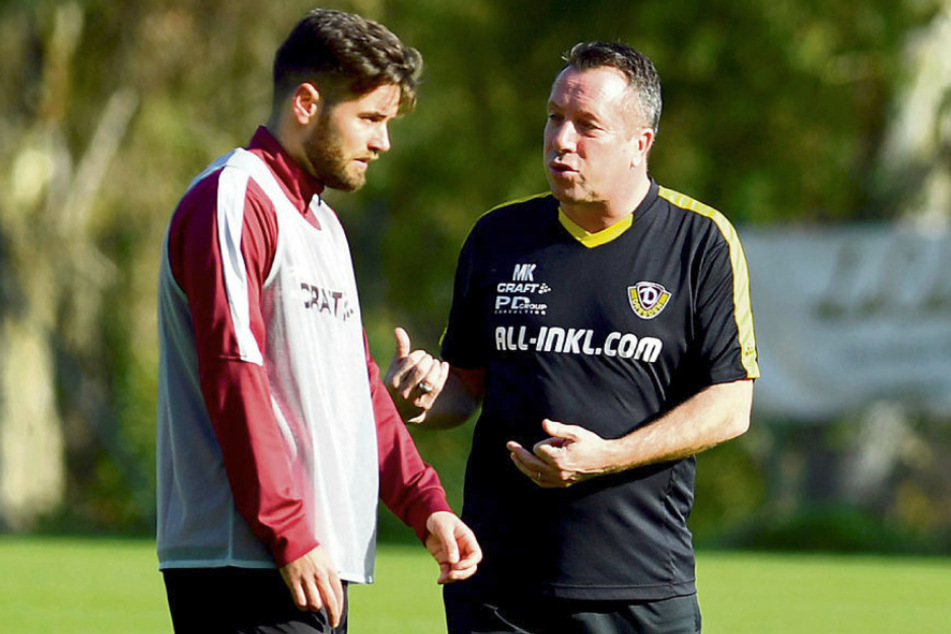 Dynamos Abwehrmann Niklas Kreuzer (l.) im Gespräch mit Trainer Markus Kauczinski.