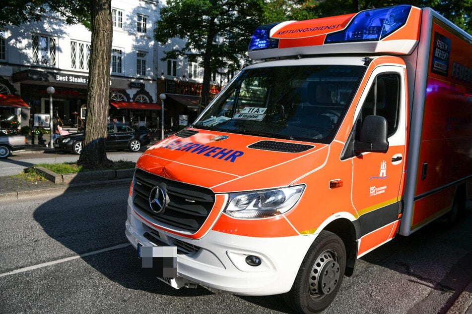 Rettungswagen ist auf dem Weg zum Einsatz, als plötzlich ein Fußgänger auf die Straße läuft