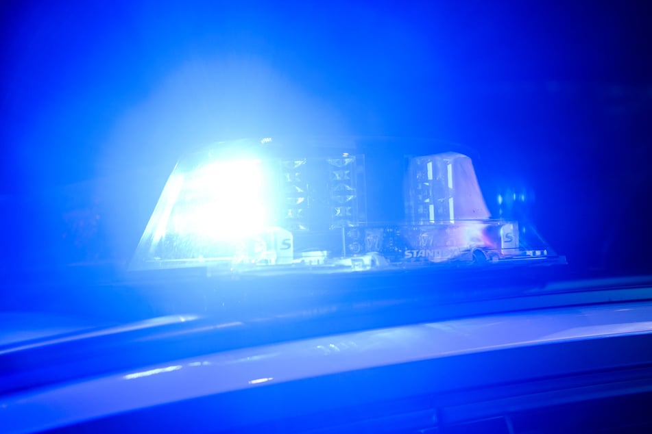 Junger Mann bei Messerangriff schwer verletzt: Polizei fahndet nach Tätern