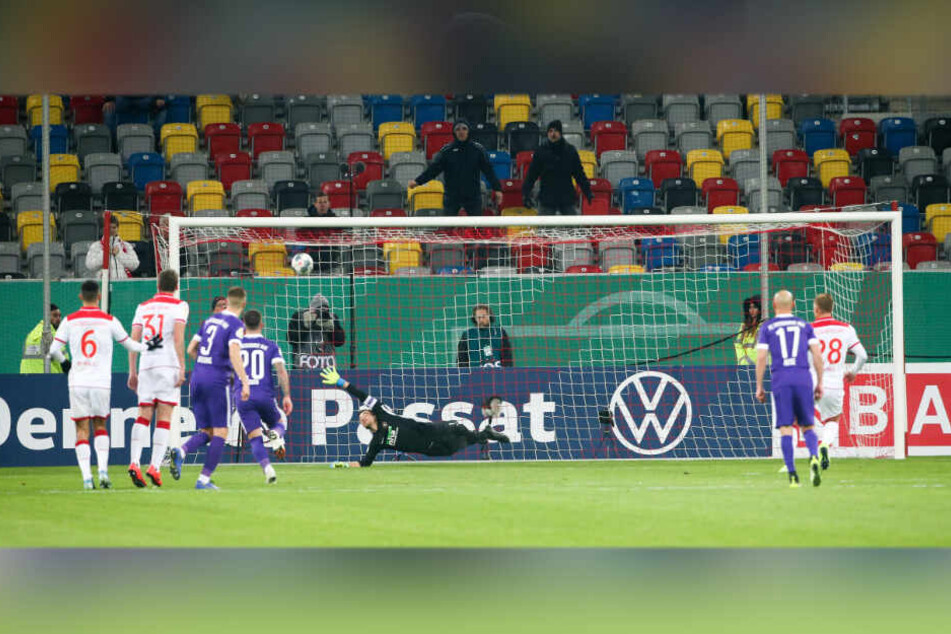 Der Knackpunkt im Spiel: Rouwen Hennings (r.) verwandelt den Elfmeter sicher gegen Martin Männel zum 1:1-Ausgleich.