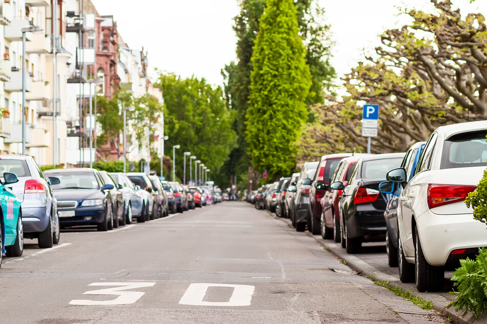 Beim Rückwärts-Einparken demolierte eine 79-Jährige vier Autos und ihren Mercedes (Symbolbild).