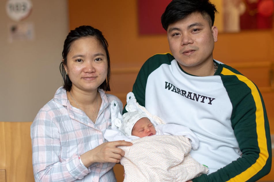 Die kleine Julia Bao An Vo liegt im Vivantes Klinikum im Friedrichshain in den Armen ihrer Mutter Toi Nhung Nguyen und Vater Van Bin Vo.