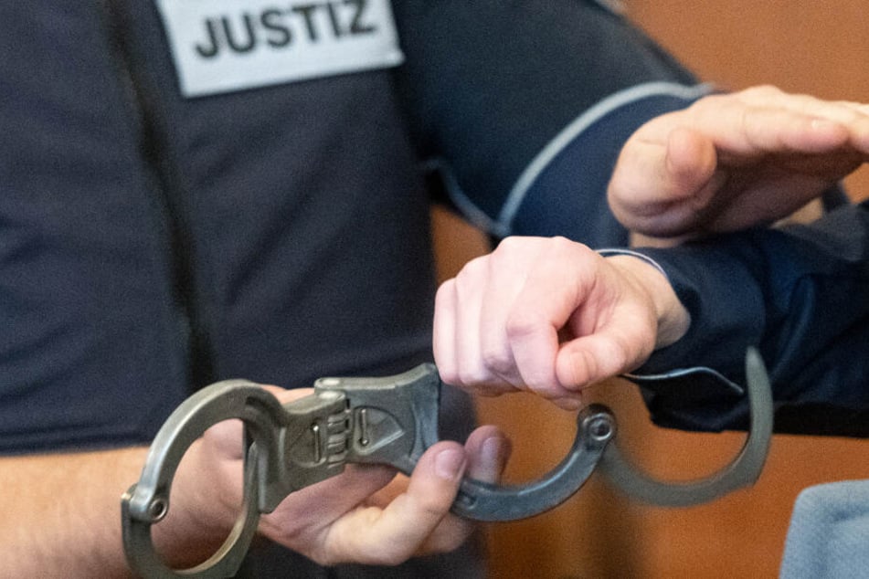 Der 35 Jahre alte Angeklagte hatte sich nach mehreren Jahren der Polizei gestellt. (Symbolbild)