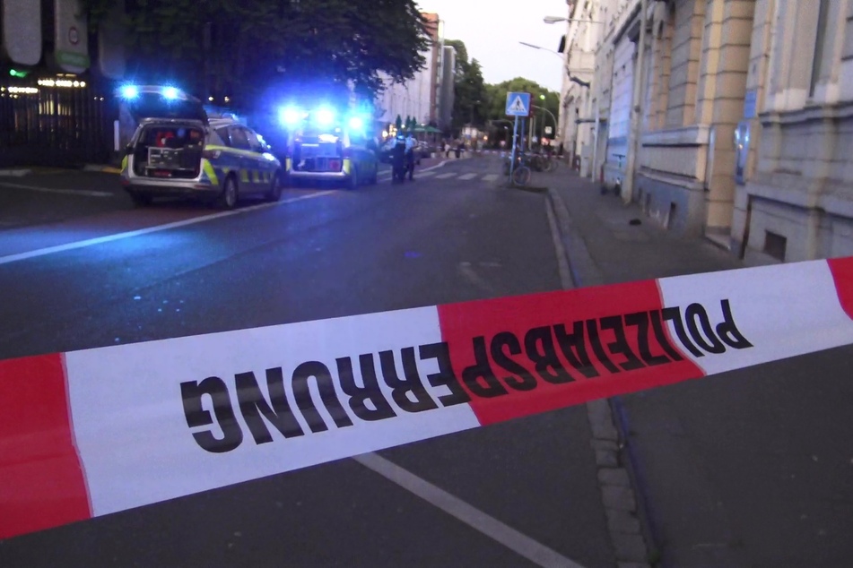 Die Polizei sperrte den Tatort in der Bonner Innenstadt ab.