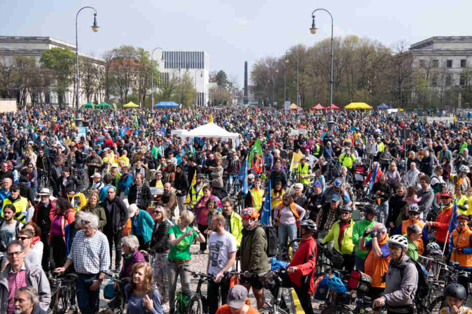 Tausende nahmen an der Radsternfahrt durch die Innenstadt teil.