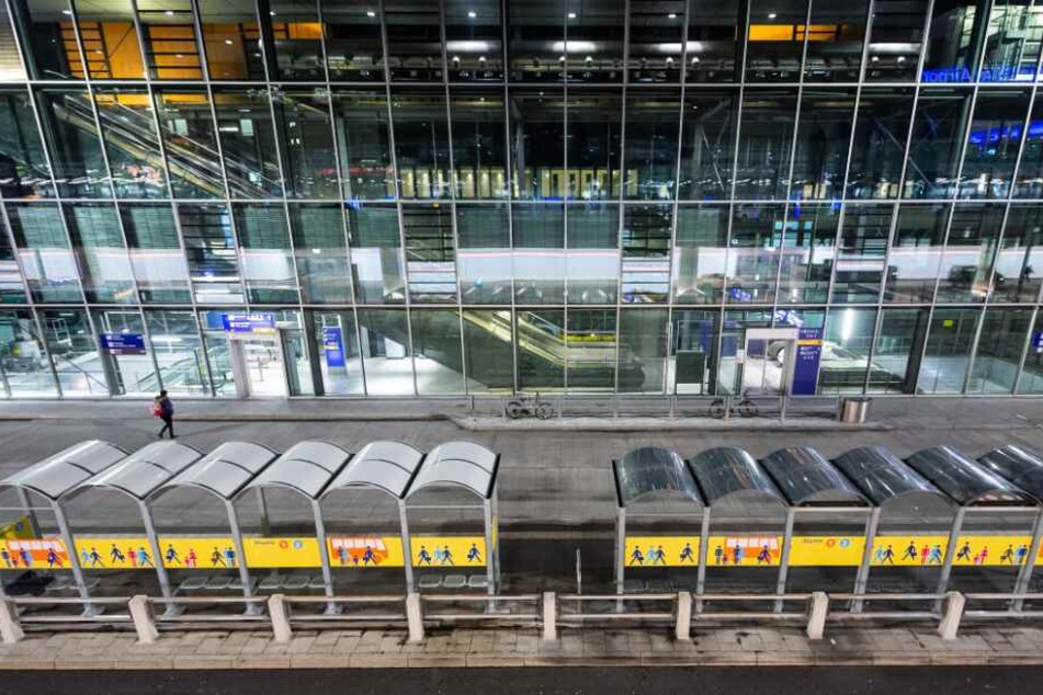 Nach einer Durchsuchung durfte die IS-Anhängerin den Flughafen in Frankfurt verlassen. (Symbolbild)