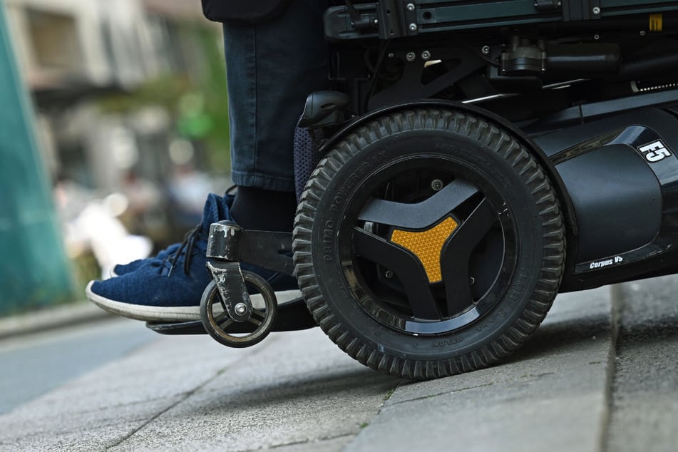 Senior als Geisterfahrer auf Autobahn unterwegs ... mit dem Rollstuhl