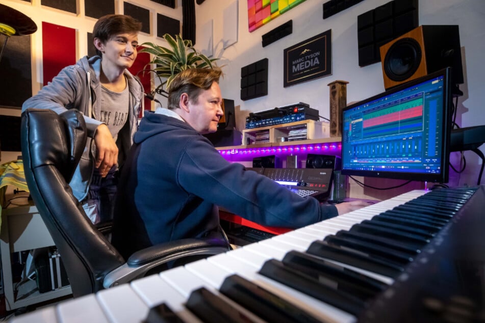 Das Musikerduo Rocco Löser (l.) und Marc Tyson arbeiten im Tonstudio.