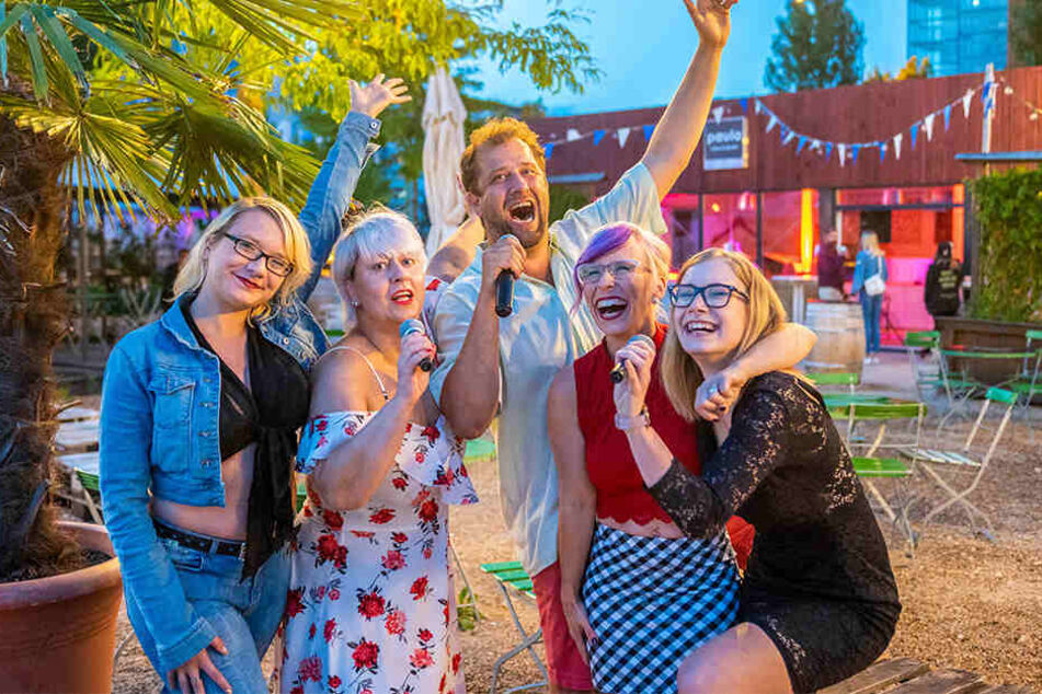 Trällernde Stimmungsmacher: DJ Hansen (M.) beim Uferstrand-Karaokeabend mit Dominique (28), Jana (46), Therese (28) und Saskia (19, v.l.n.r.). Dieser findet immer mittwochs statt.