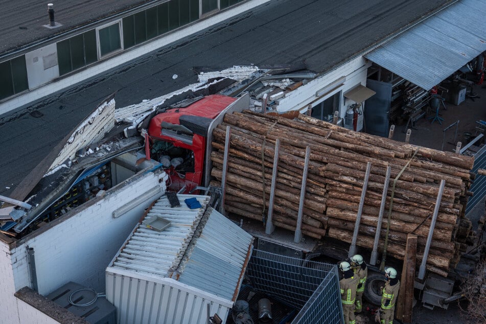 Der Lastwagen krachte in ein Firmengebäude. Der Fahrer musste durch die Einsatzkräfte befreit werden.