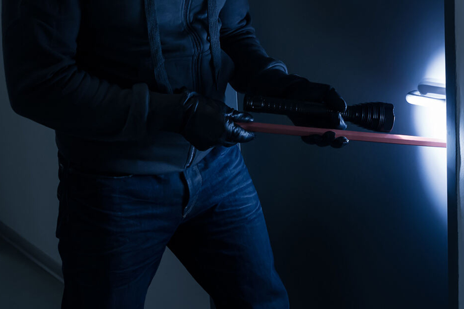 Die Täter sind am frühen Samstagmorgen in die Geschäftsstelle eingebrochen. (Symbolbild)