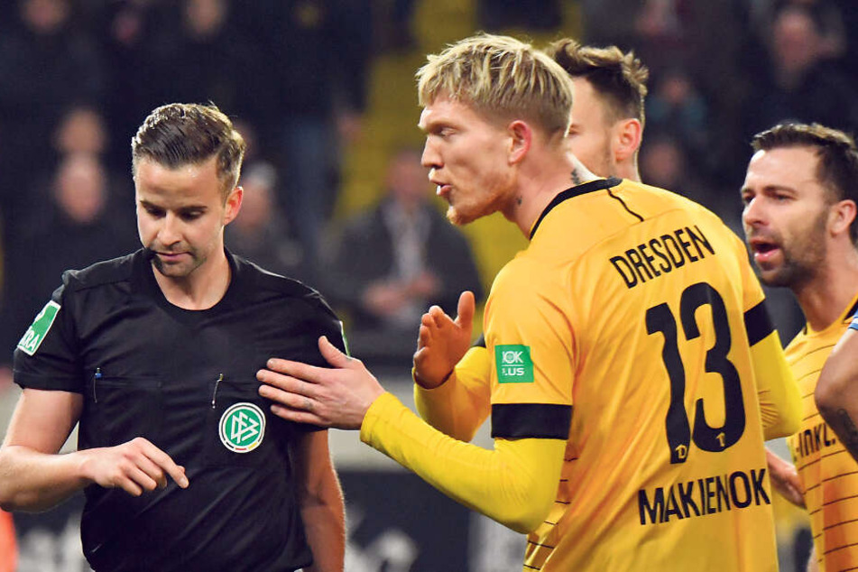 Simon Makienok (r.) sah gegen Darmstadt von Schiri Michael Bacher Rot. Am Freitag ist seine Sperre abgelaufen.