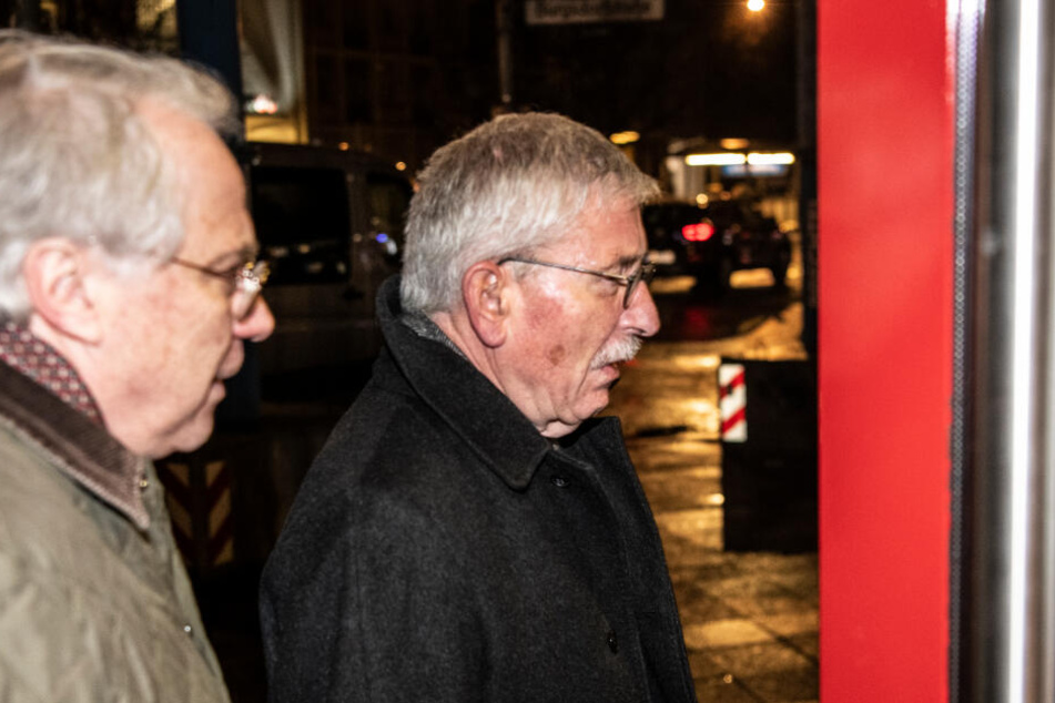 Der ehemalige Berliner Finanzsenator Thilo Sarrazin (r.) kommt zur mündlichen Verhandlung im Berufungsverfahren über seinen Ausschluss aus der Partei.