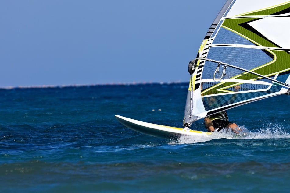 Leblos, unter Surfsegel entdeckt: Deutscher Windsurfer verstorben