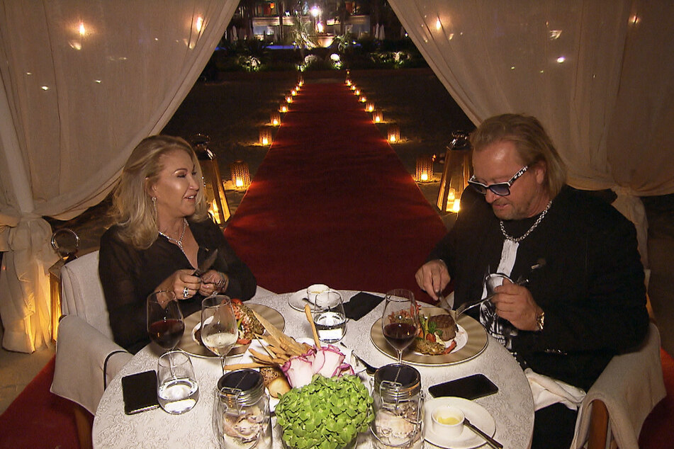Zum 26. Hochzeitstag organisierten ihre Töchter Davina (17) und Shania (16) für Mama Carmen und Papa Robert ein romantisches Dinner am Strand - nur zu zweit.