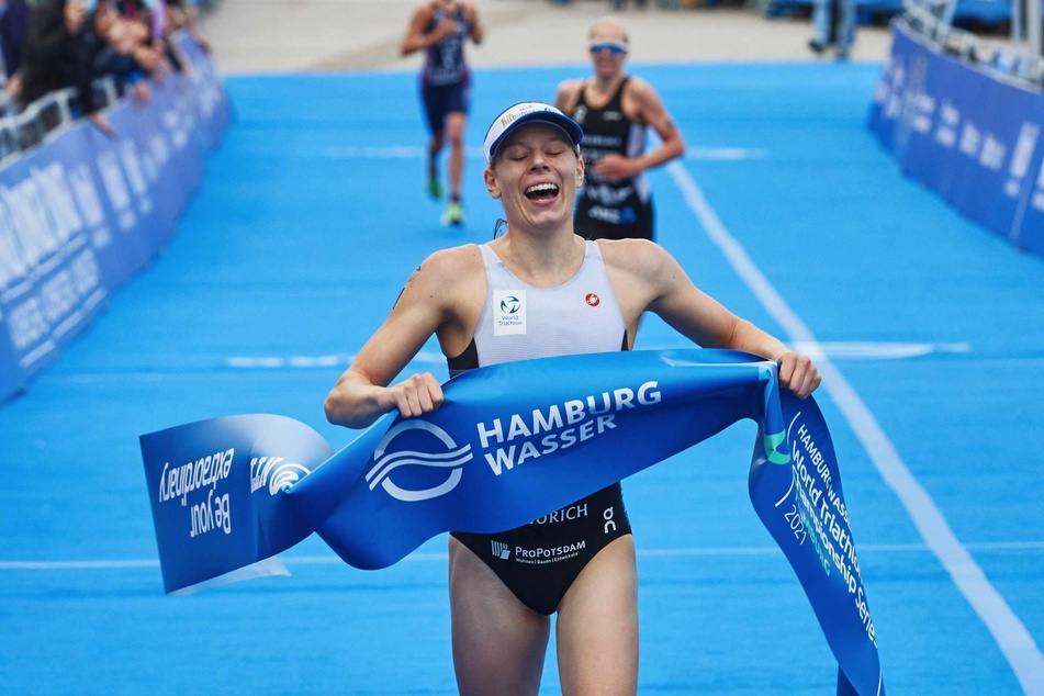 Triathletin Laura Lindemann (25) kommt als Erste durch Ziel.