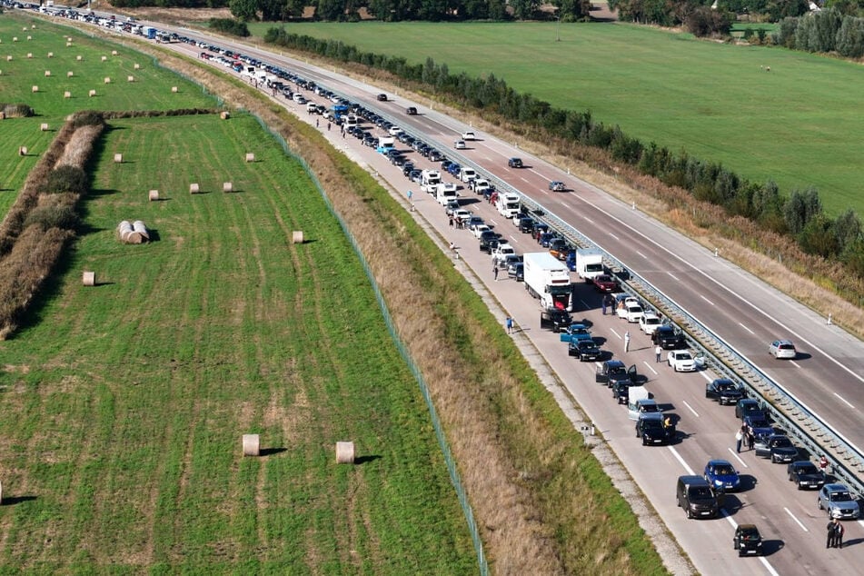 An der Unfallstelle nahe Fehrbellin hat sich nach beiden Unfällen ein Stau gebildet. (Archivfoto)