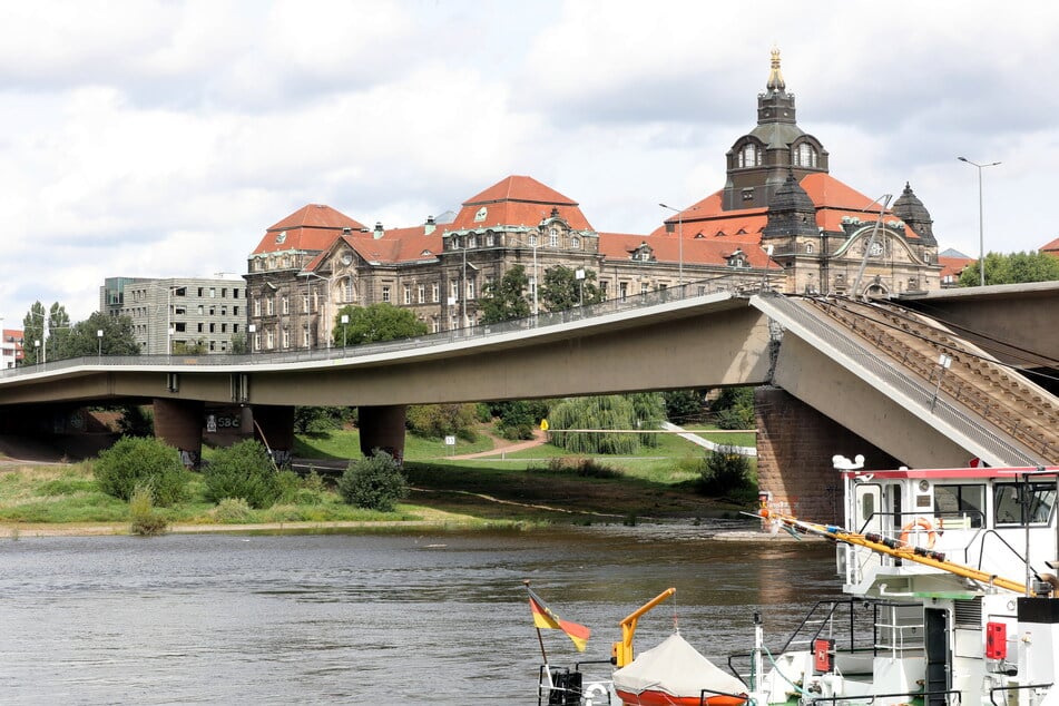 Nicht zu retten: Noch am Donnerstagabend soll der Abriss des verbliebenen Brückenzugs C zur Neustädter Seite hin beginnen.