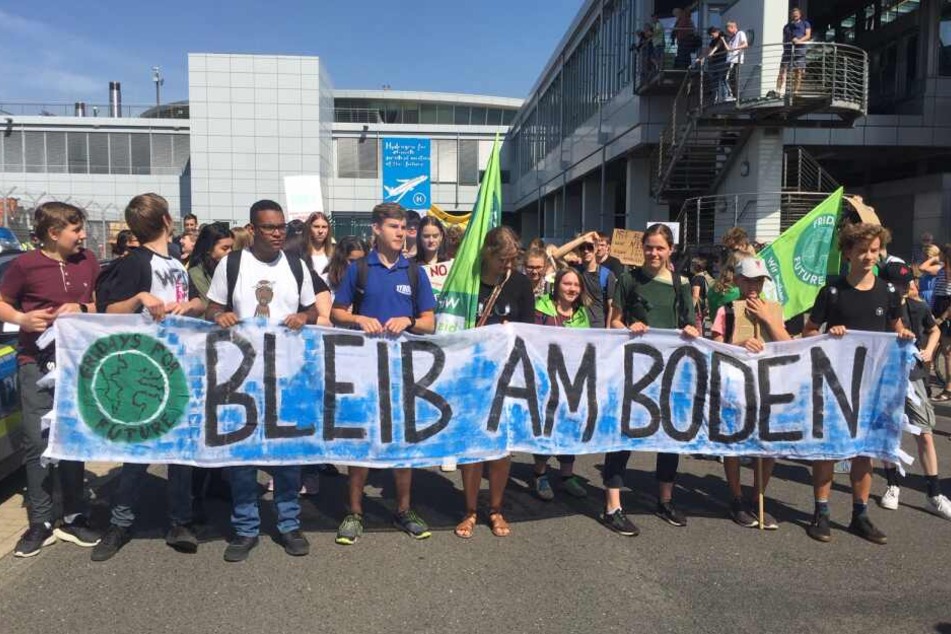 Das erste Mal stellen sich die Aktivisten gemeinsam unter dem Motto "Bleib Am Boden".