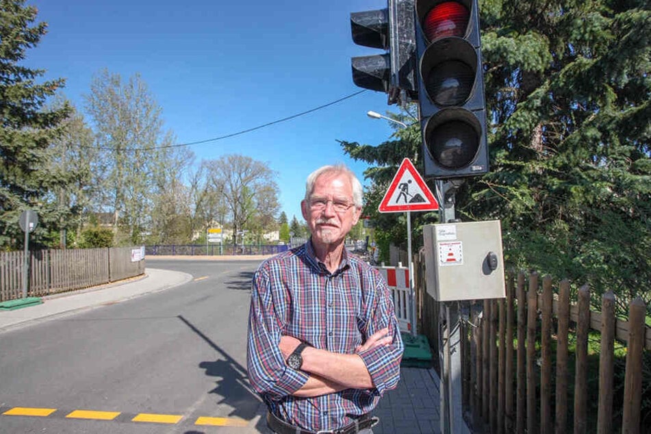 Anwohner Karl Friedrich Schmerer (71) ärgert sich über eine Baustellenampel im Lichtenauer Ortsteil Auerswalde.