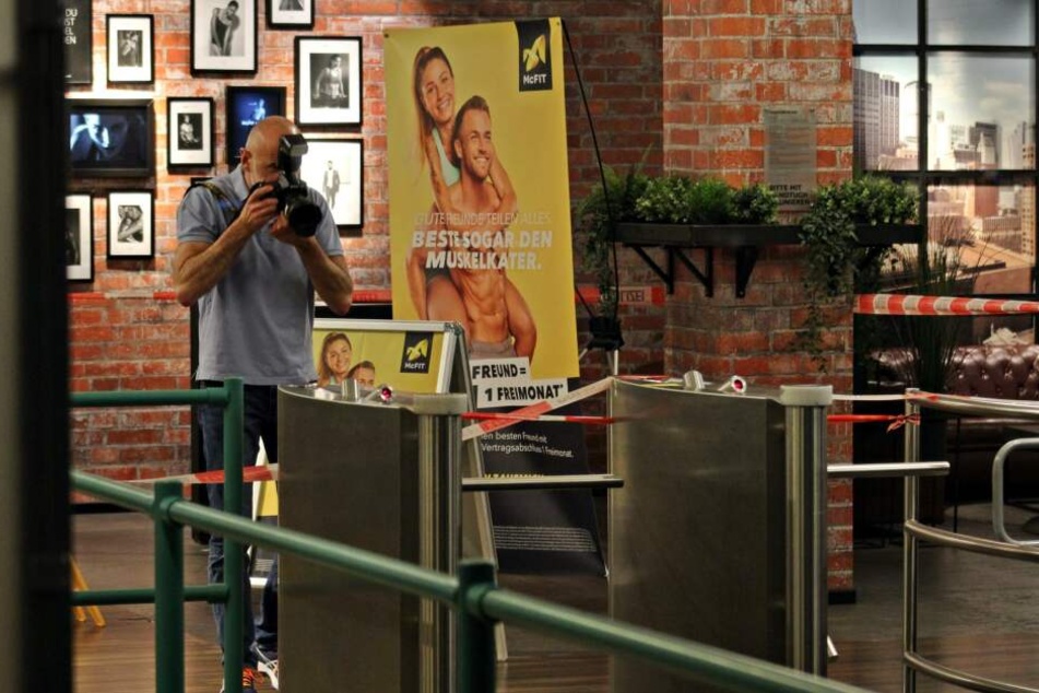 Ein Ermittler der Polizei sichert Spuren im Kölner Fitnessstudio.
