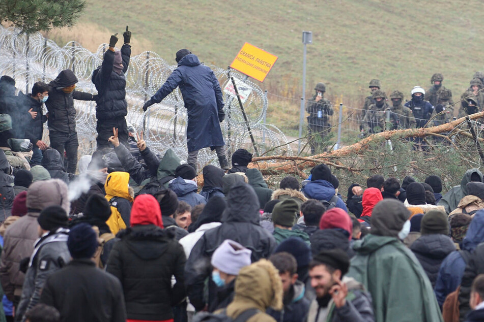 Es werden immer mehr! Migranten wollen polnische Grenzzäune niederreißen
