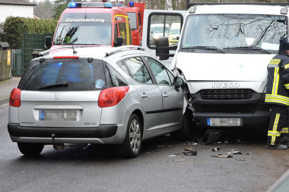Der Peugeot krachte frontal gegen einen Transporter.