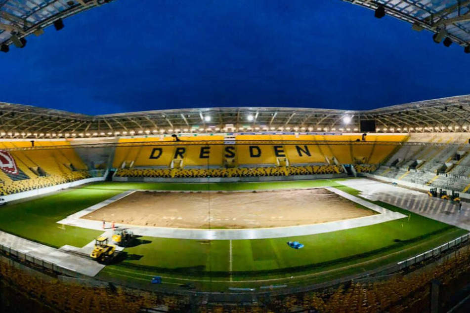 Am Anfang musste eine riesige Fläche des Rasens im Fußball-Tempel weichen.