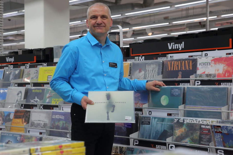 Saturn-Geschäftsführer Lutz Schlosser (51) vor der Vinyl-Abteilung im umgebauten
Saturn.