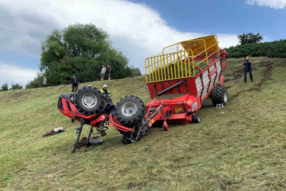 Der Traktor hatte sich am Hang überschlagen und ins Erdreich gegraben.