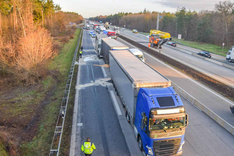 Die drei Lastwagen fuhren aufeinander auf.