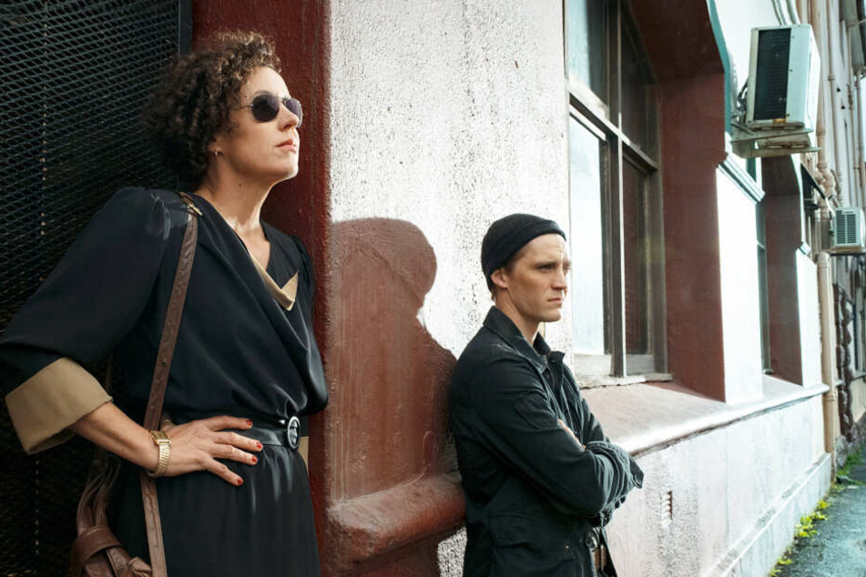 DDR-Agent Martin Rauch (Jonas Nay) und seine Kollegin Lenora Rauch (Maria Schrader) am Wild Geese Club in einer Szene der Spionageserie "Deutschland 86".