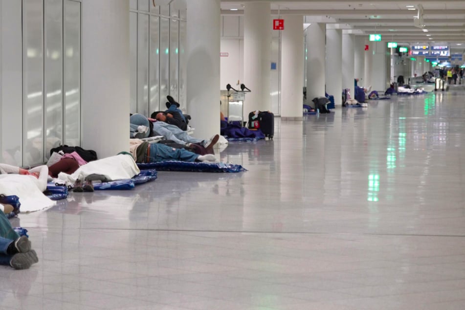 Viele Menschen mussten am Flughafen übernachten.