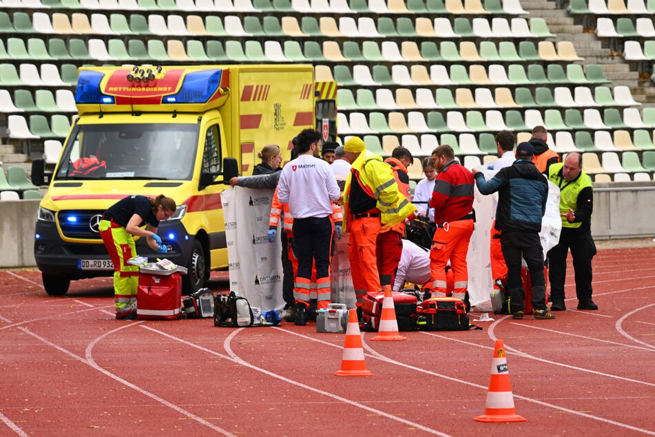 Die Rettungskräfte war superschnell vor Ort, als der Halbmarathon-Läufer in der Zielkurve zusammenbrach.