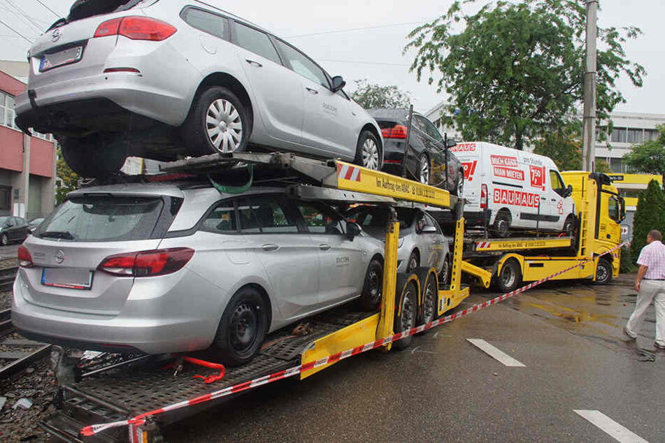 Der Autotransporter blockierte stundenlang die Hedelfinger Straße.