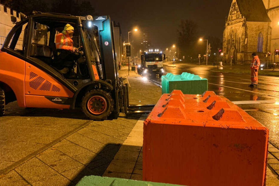 Mit einem Gabelstapler wurden die Betonklötze aufgestellt.