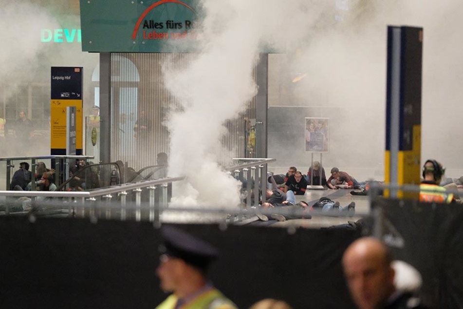 Komparsen spielen im Rahmen der Anti-Terror-Übung auf dem Boden liegende Verletzte.
