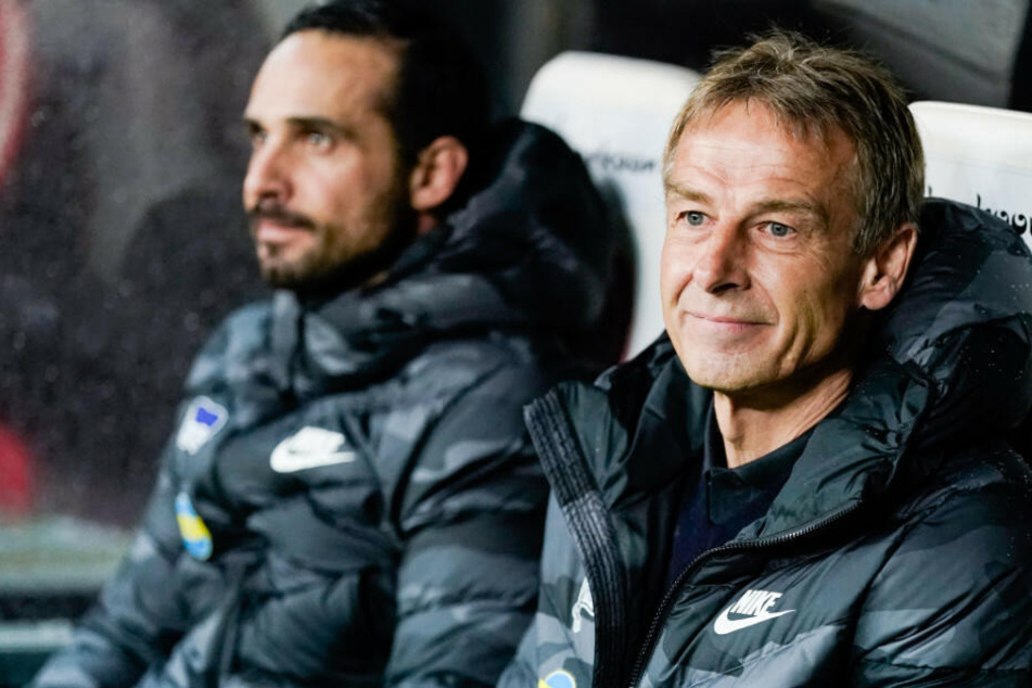 Jürgen Klinsmann und Co-Trainer Alexander Nouri auf der Bank bei Eintracht Frankfurt.