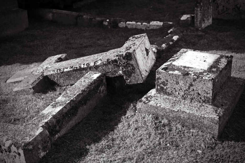 Die Grabsteine wurden teilweise aus dem Fundament gerissen oder zerbrochen. (Symbolbild)