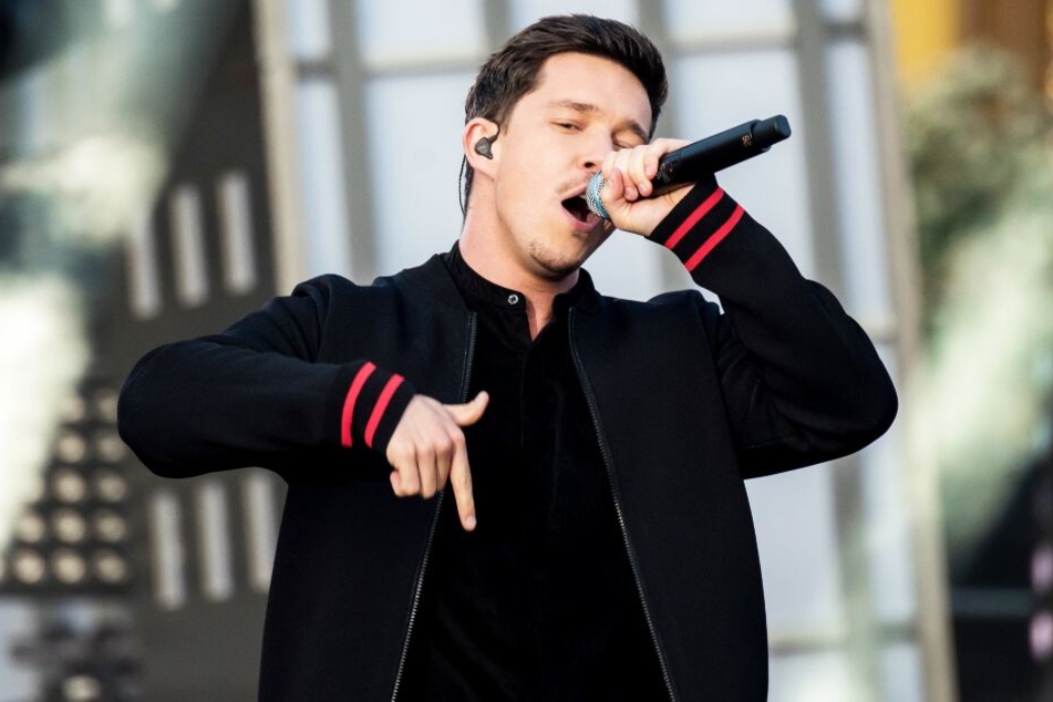 Nico Santos performt bei einem Auftritt auf dem Spielbudenplatz in Hamburg.