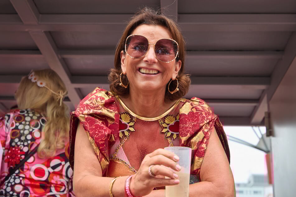 Wo Claudia Obert (63) auftaucht, knallen die Champagner-Korken.