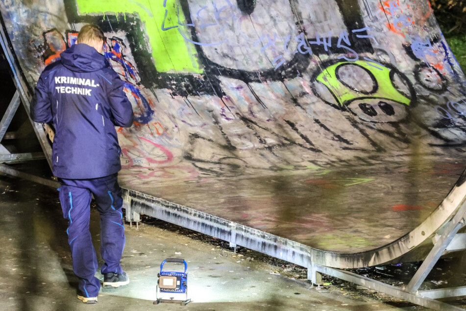 Der Tatort, ein Skatepark in Meinerzhagen, wird von der Kriminaltechnik auf Spuren der Schlägerei untersucht.
