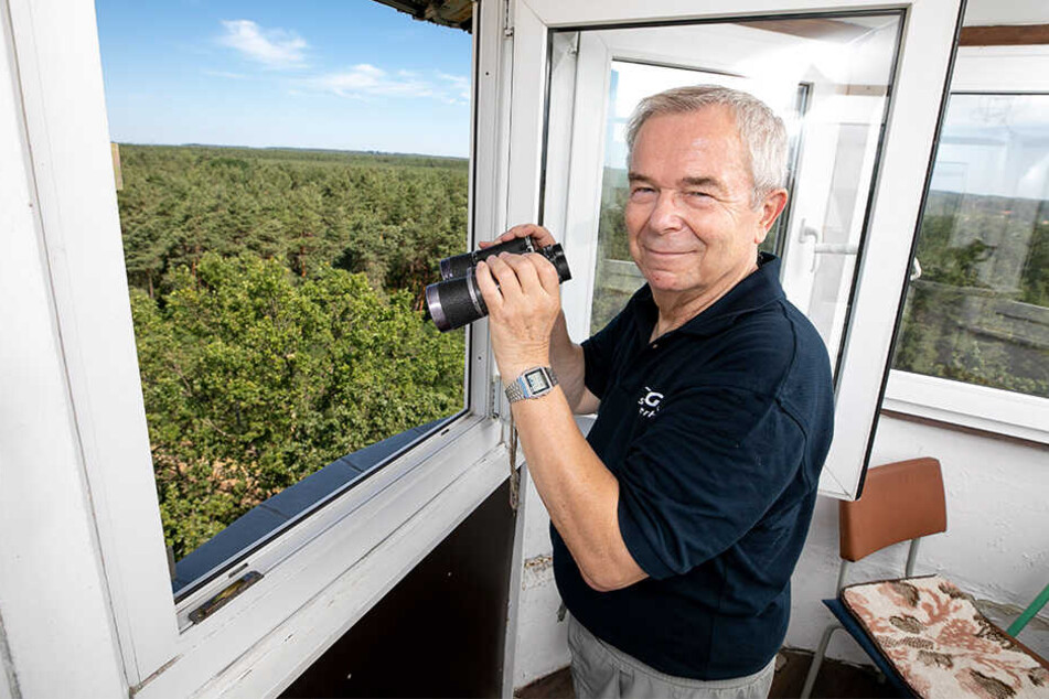 Heißer Job mit Besuchsverbot: Mit einem Fernglas hält Winfried Pfeffer (74) in einem Radius von vier Kilometern Ausschau nach Bränden.