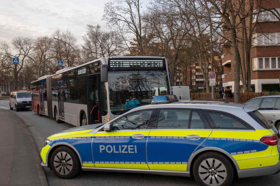Die Polizei sicherte den Unglücksort rund um den Linienbus ab.