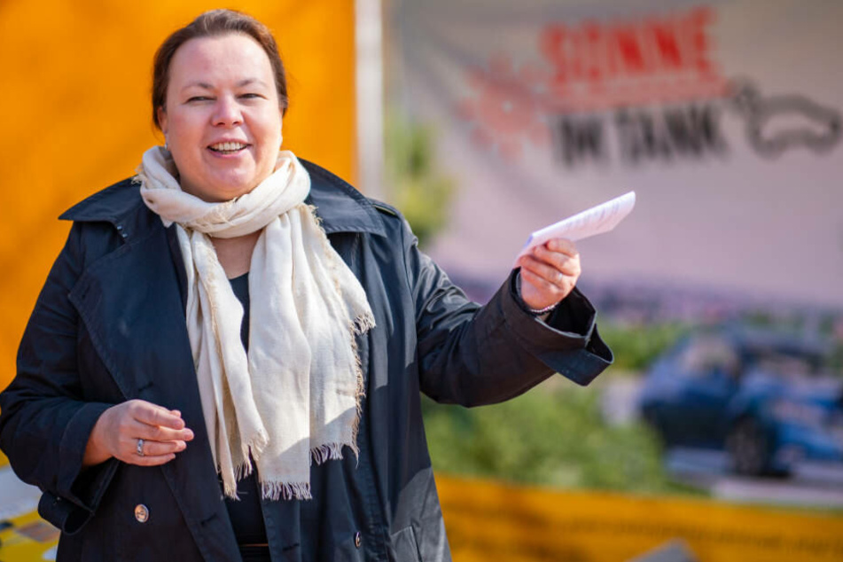 NRW-Umweltministerin Ursula Heinen-Esser will, dass die Kommunen das Wegwerfen von Zigaretten-Stummeln konsequenter und härter bestrafen.