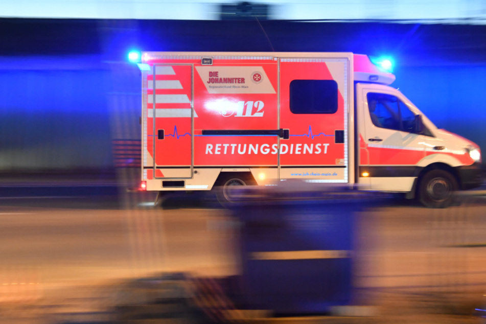 Betrunkener Autofahrer kracht in Leipzig gegen Zaun und Mast, Insasse schwer verletzt
