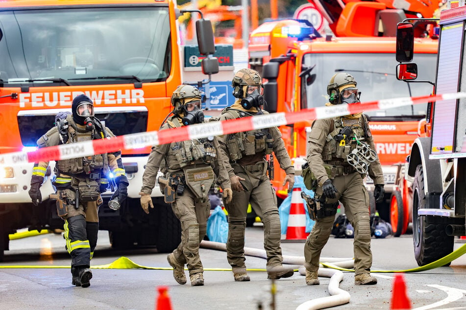 Spezialeinheiten der Polizei waren vor Ort, um den Mann festzunehmen. Gegen 12 Uhr am Mittag gelang der Zugriff.