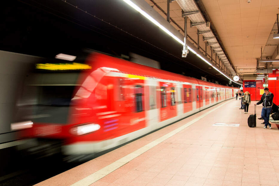 Der Mann kollabierte plötzlich in der S-Bahn. (Symbolbild)