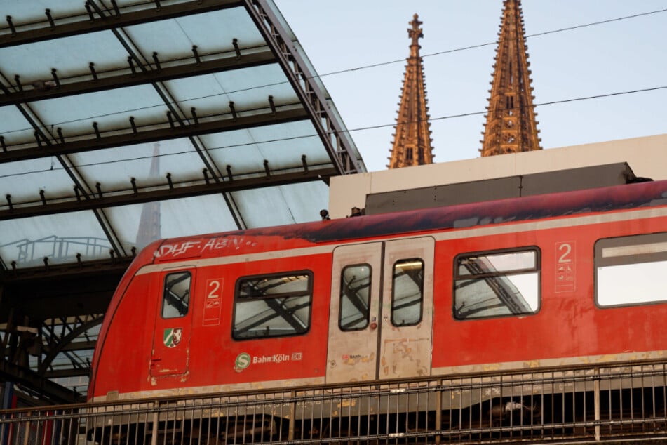 Für die S-Bahnen wurde die Strecke zwischen Köln und Düsseldorf seit 4.30 Uhr wieder freigegeben.
